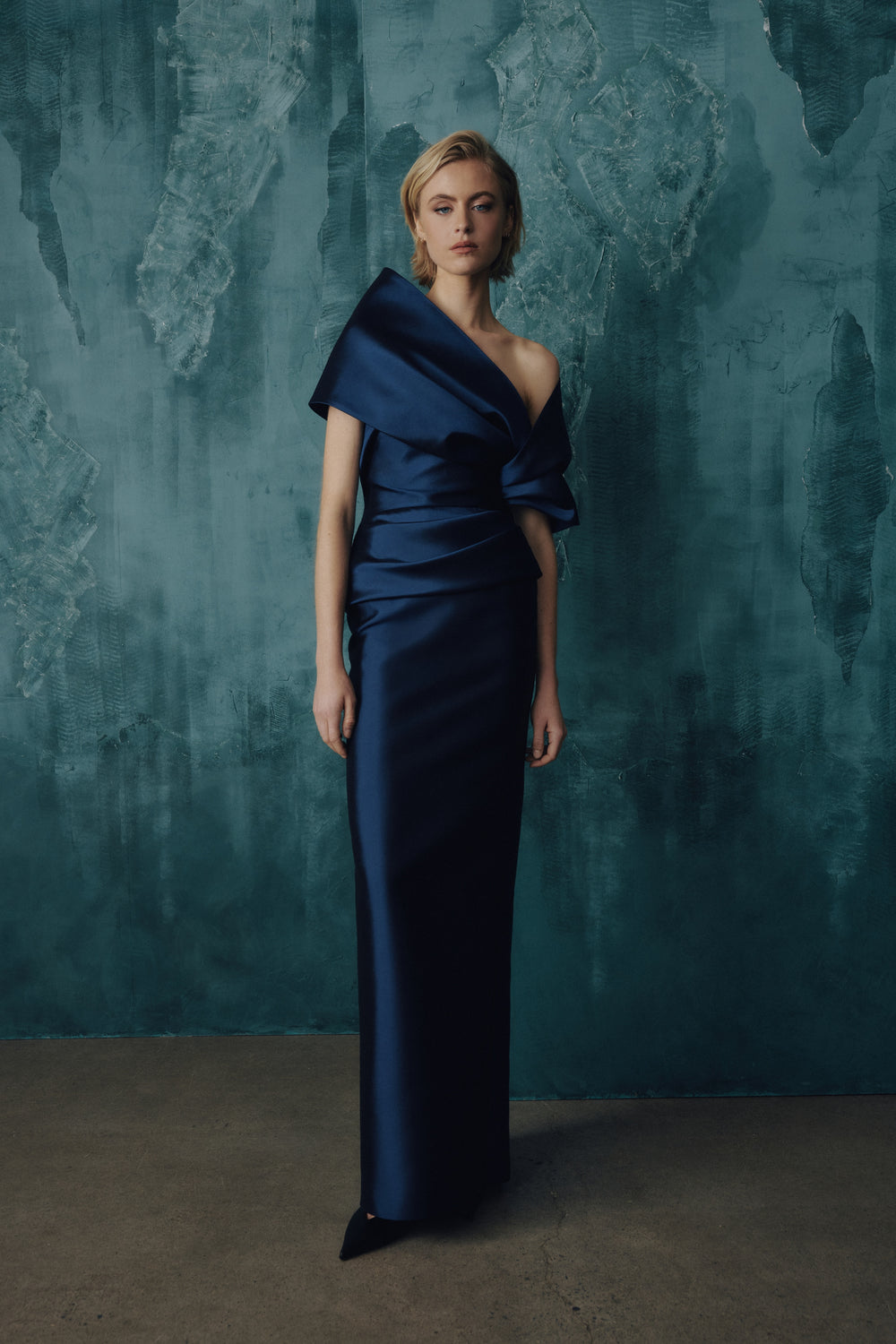 STRAPLESS GOWN WITH CAPELET