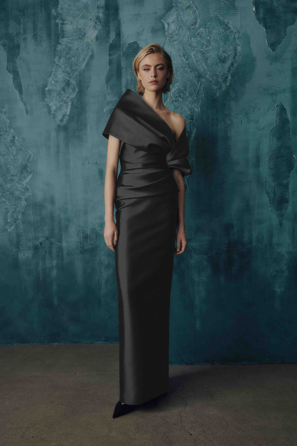 STRAPLESS GOWN WITH CAPELET