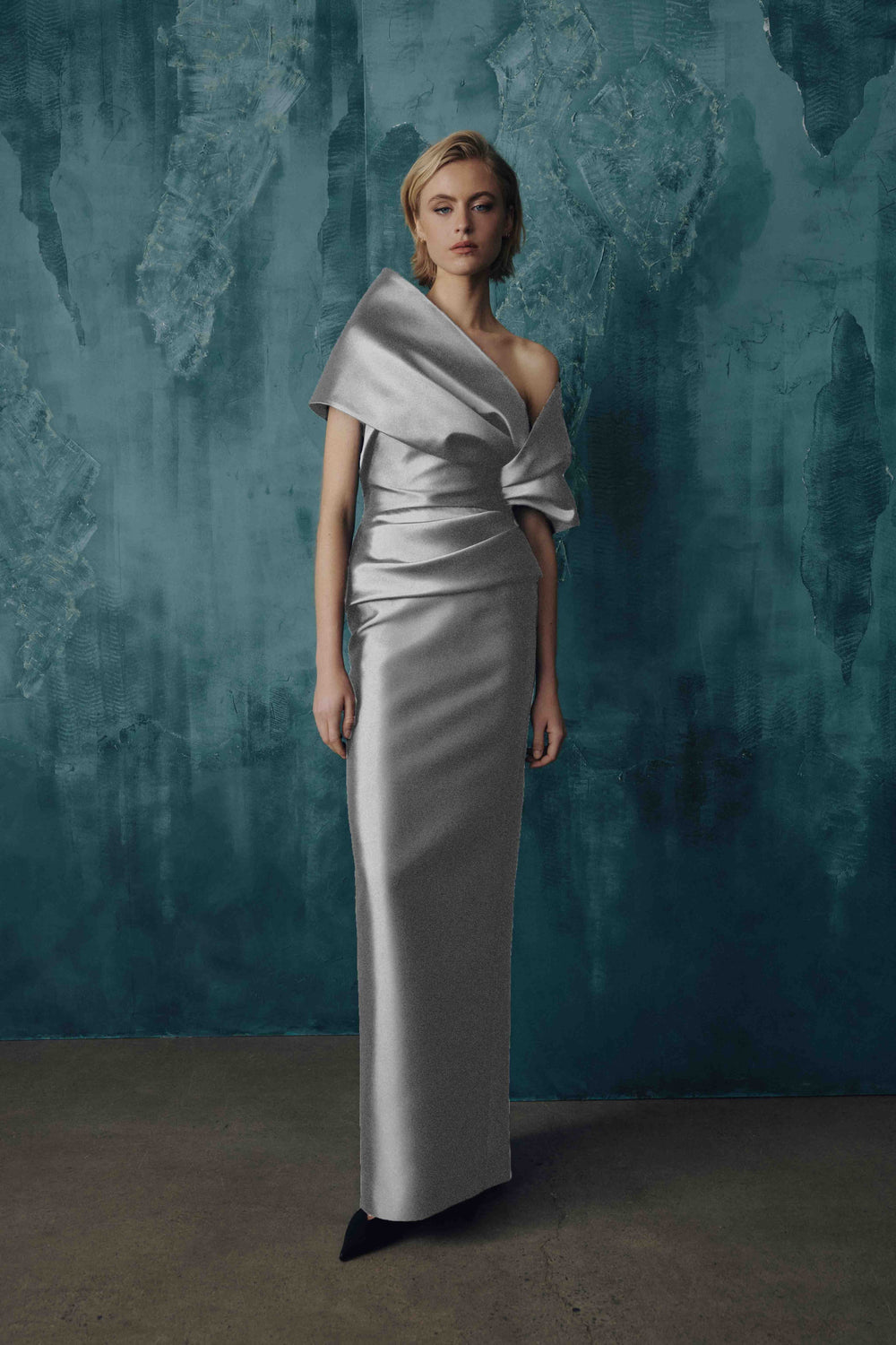 STRAPLESS GOWN WITH CAPELET