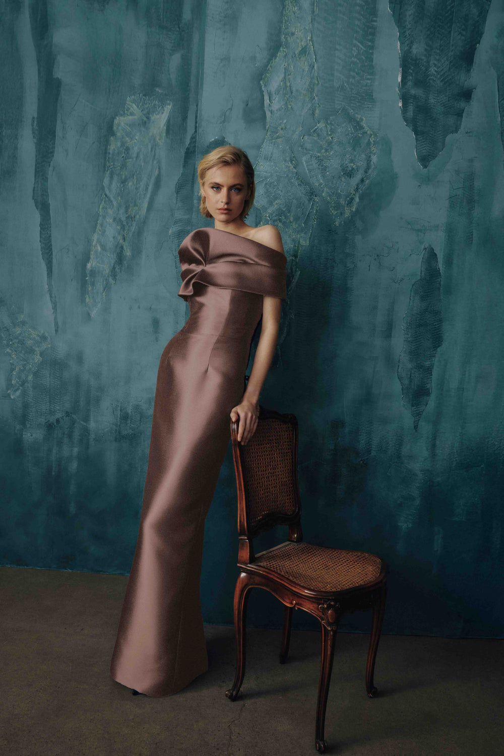 ONE-SHOULDER GOWN