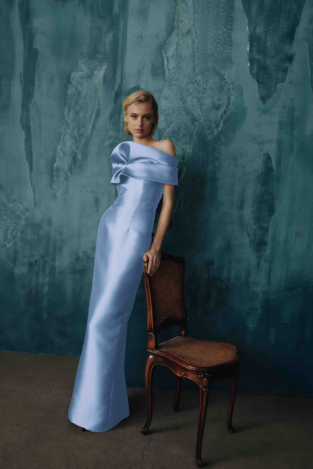 ONE-SHOULDER GOWN