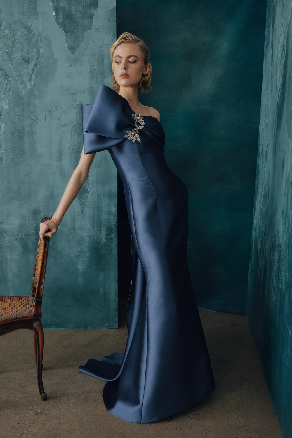 ONE-SHOULDER GOWN