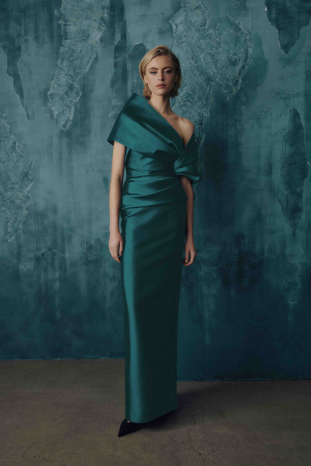 STRAPLESS GOWN WITH CAPELET