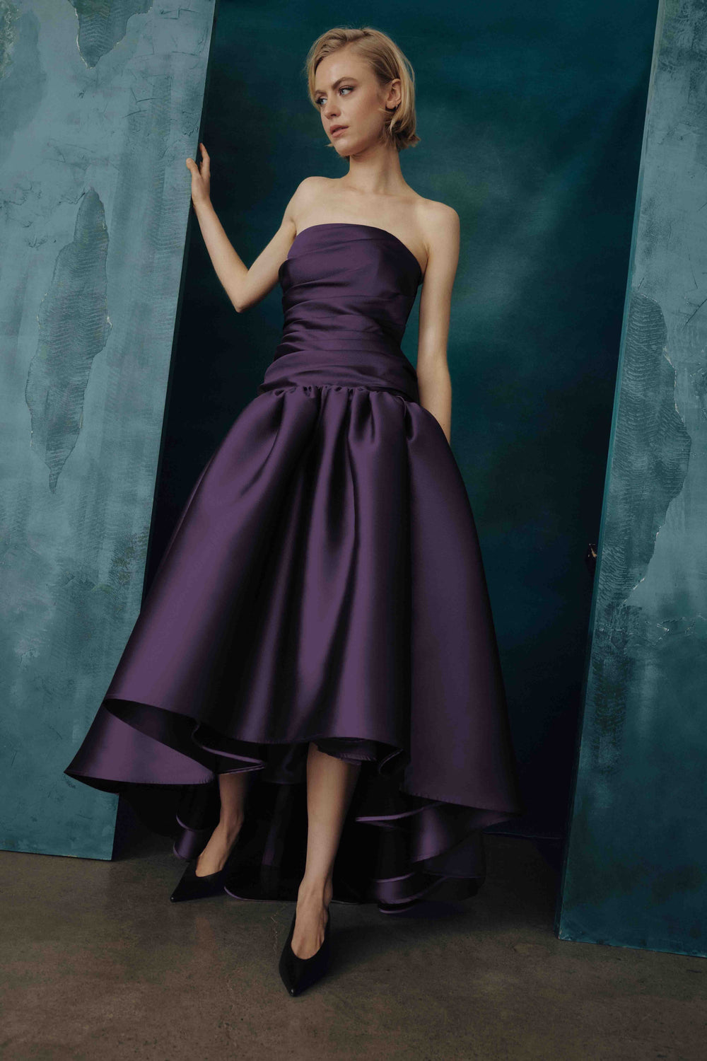 STRAPLESS MIDI GOWN