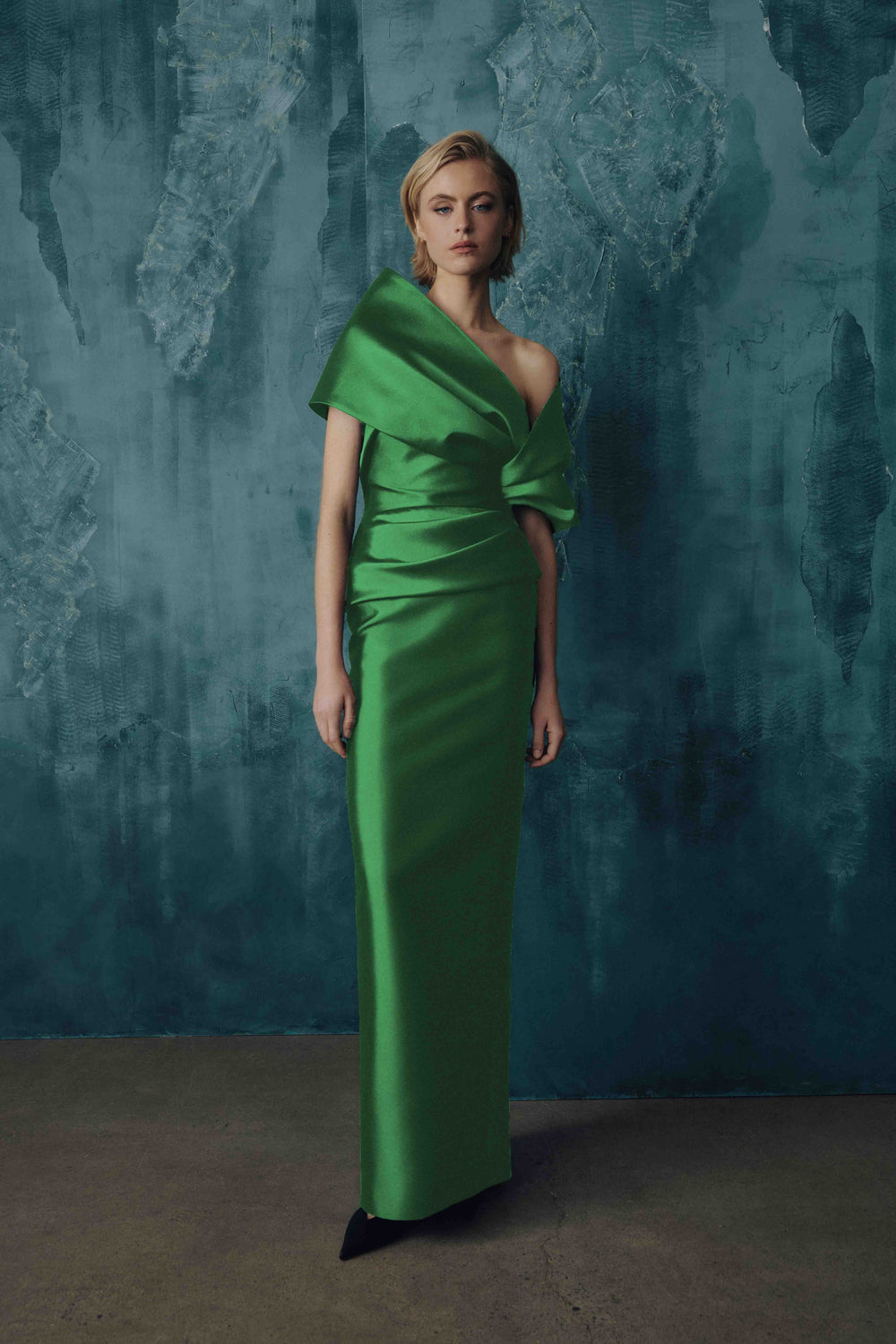 STRAPLESS GOWN WITH CAPELET