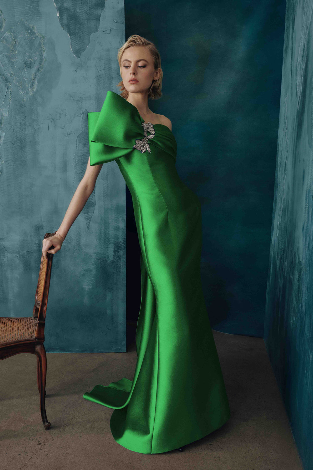ONE-SHOULDER GOWN