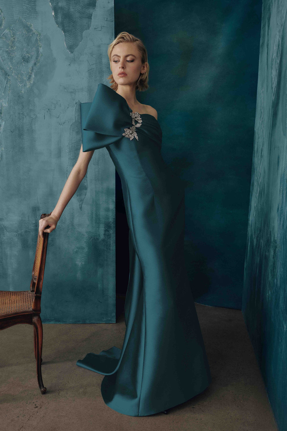 ONE-SHOULDER GOWN