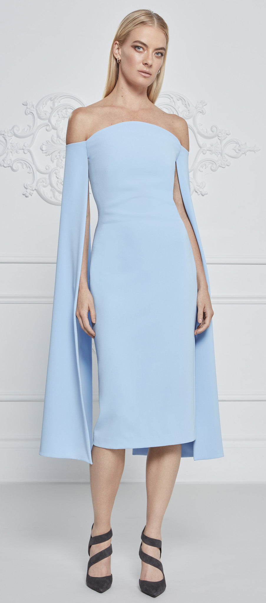 Vestido caplet con hombros descubiertos