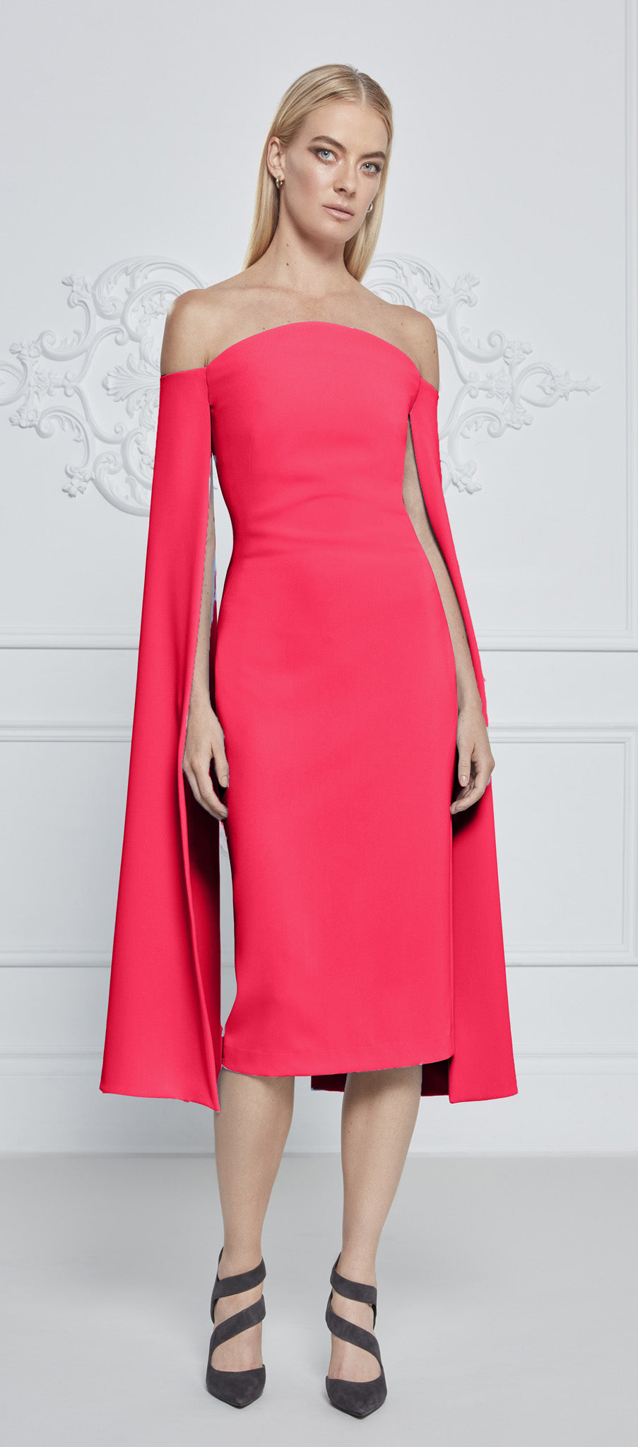 Vestido caplet con hombros descubiertos