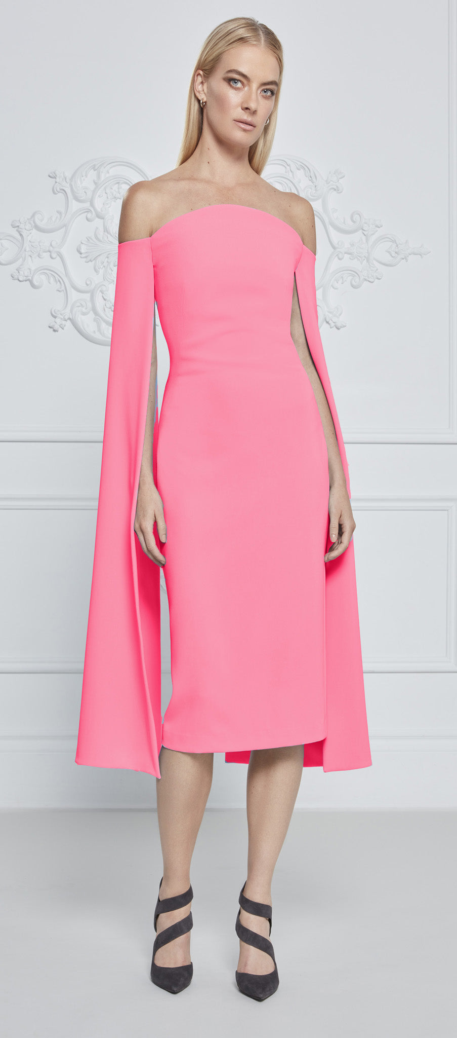 Vestido caplet con hombros descubiertos