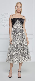 Vestido midi con tirantes finos