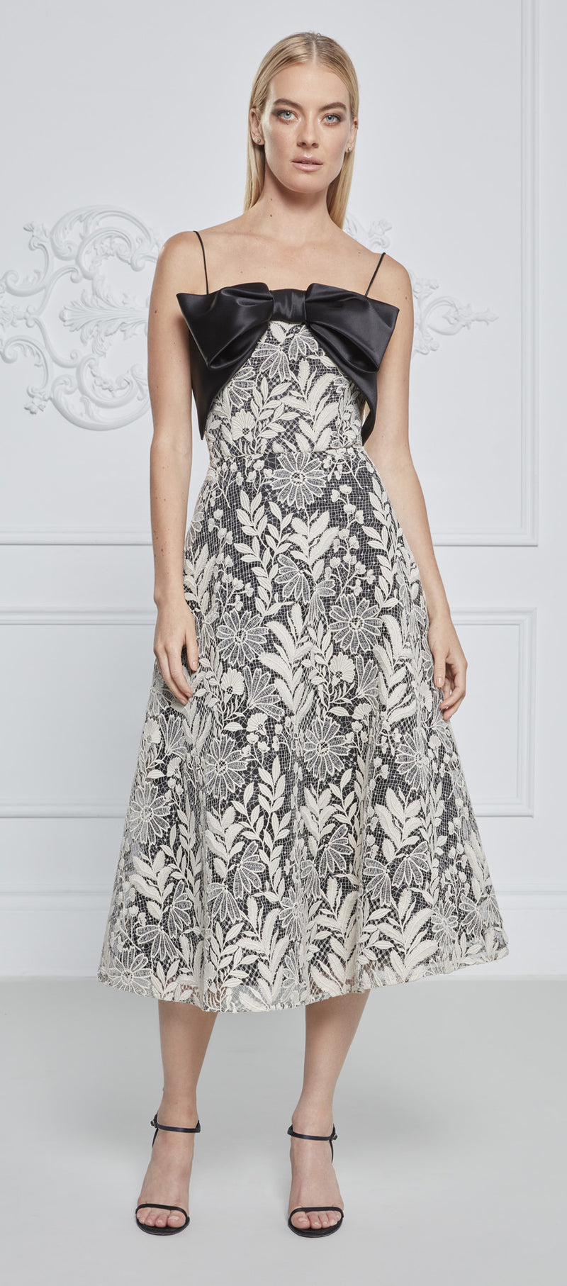 Vestido midi con tirantes finos