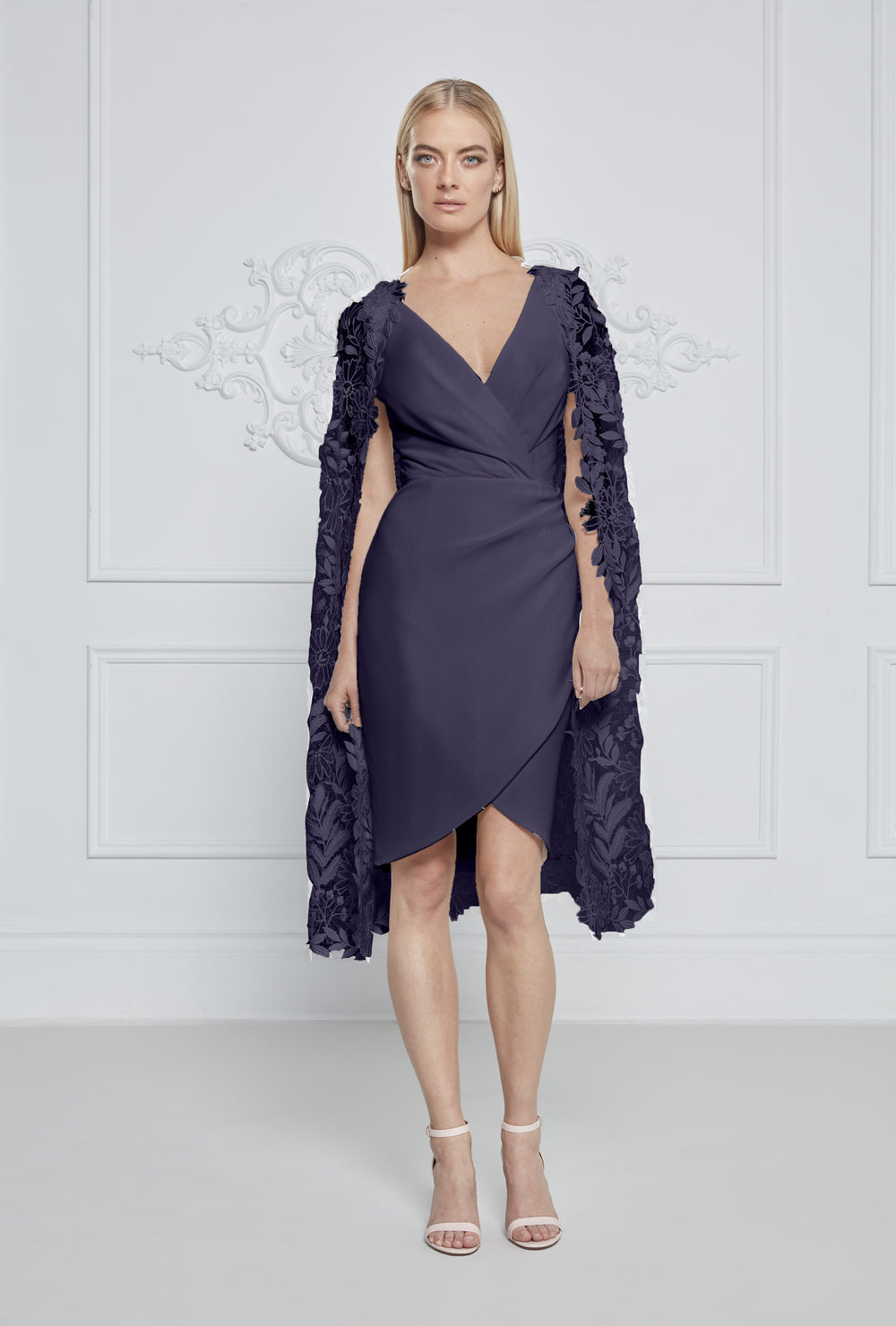 Vestido y gorro de encaje