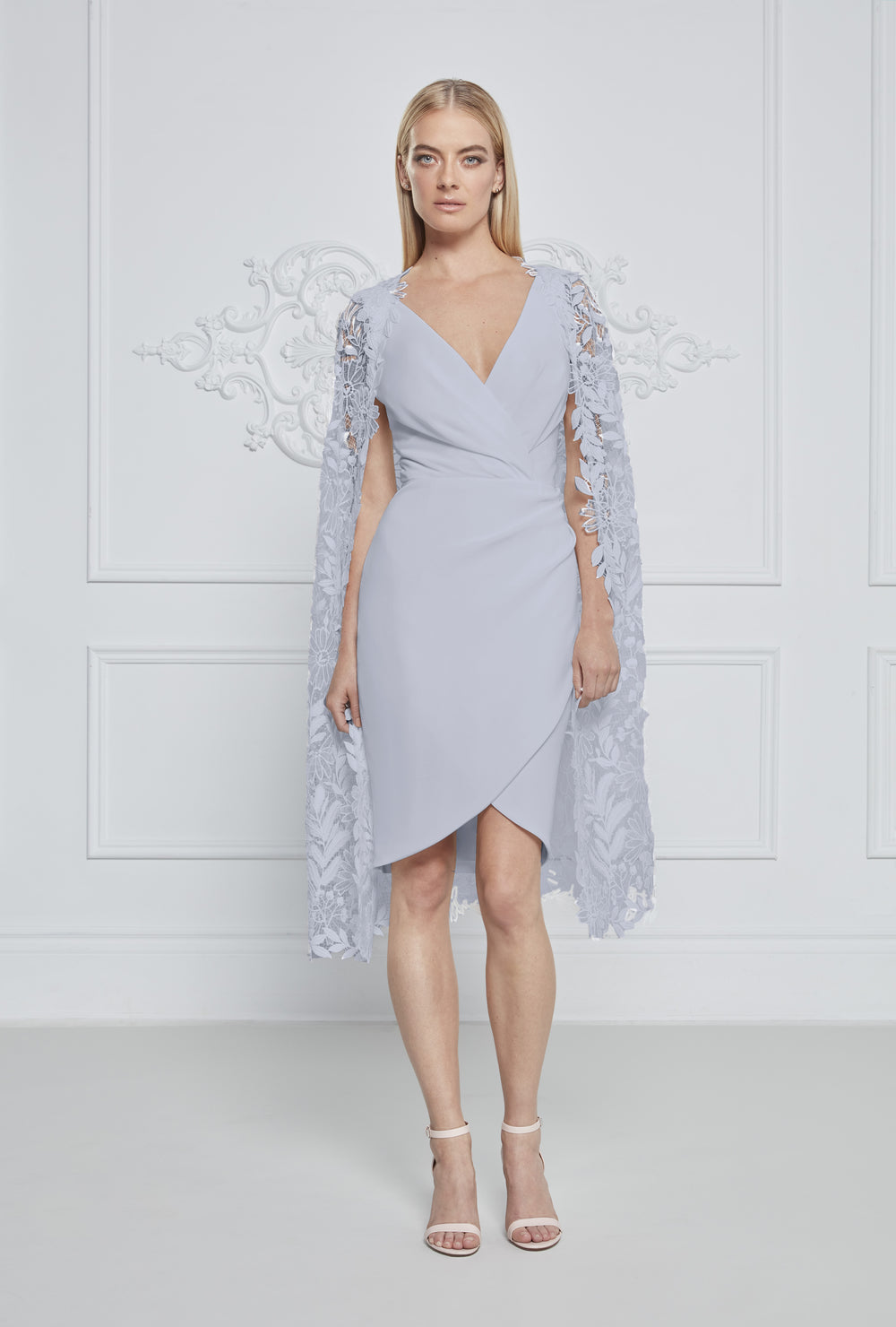 Vestido y gorro de encaje