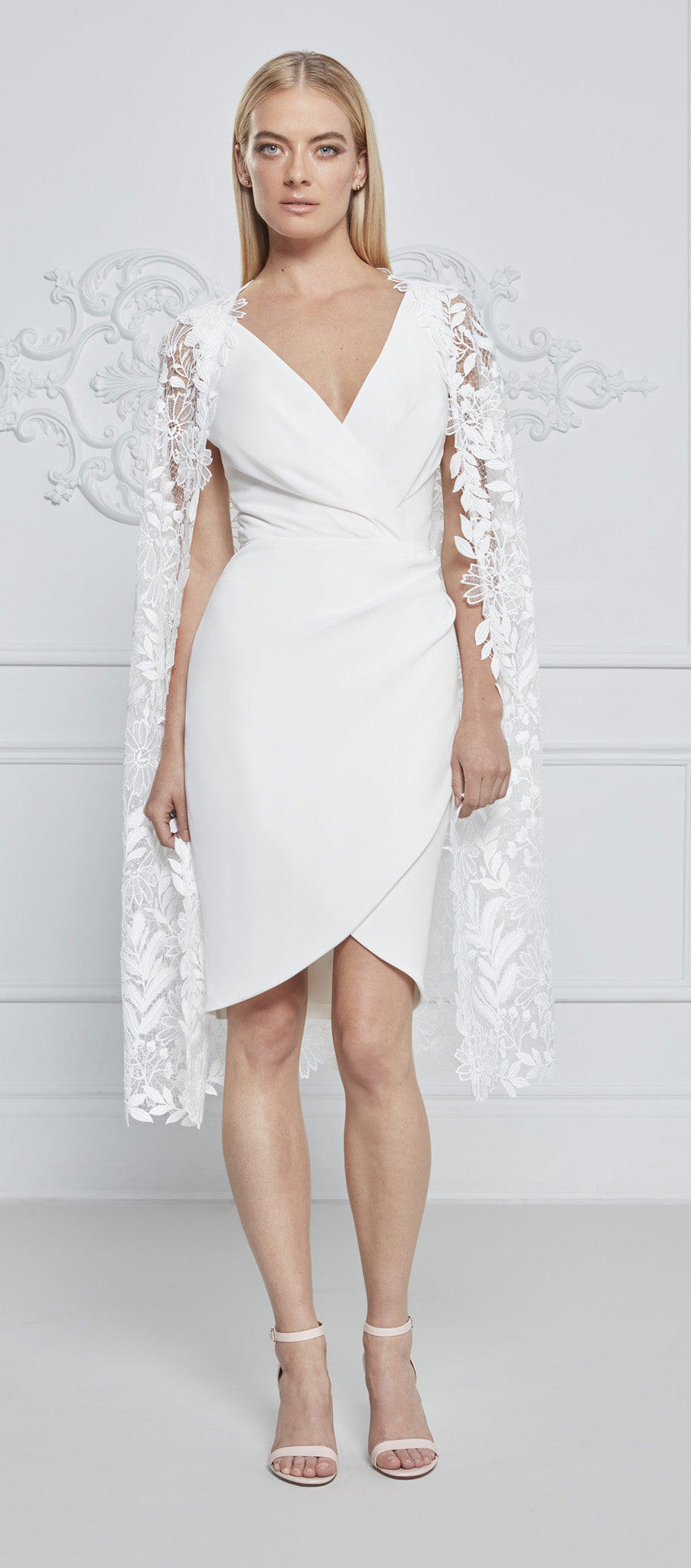 Vestido y gorro de encaje